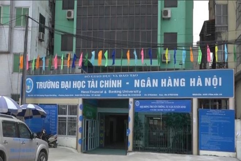 Cổng trường Đại học Tài chính Ngân hàng Hà Nội
