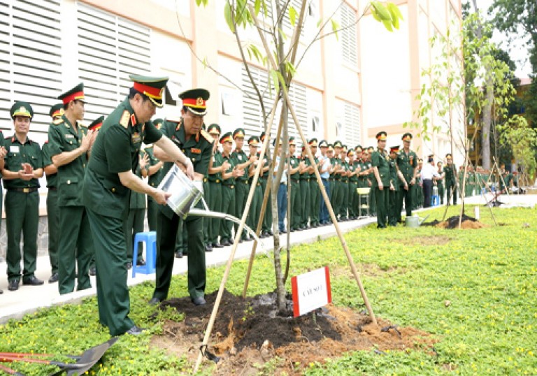 Cán bộ giảng viên ĐH Trần Đại Nghĩa trồng cây lưu niệm